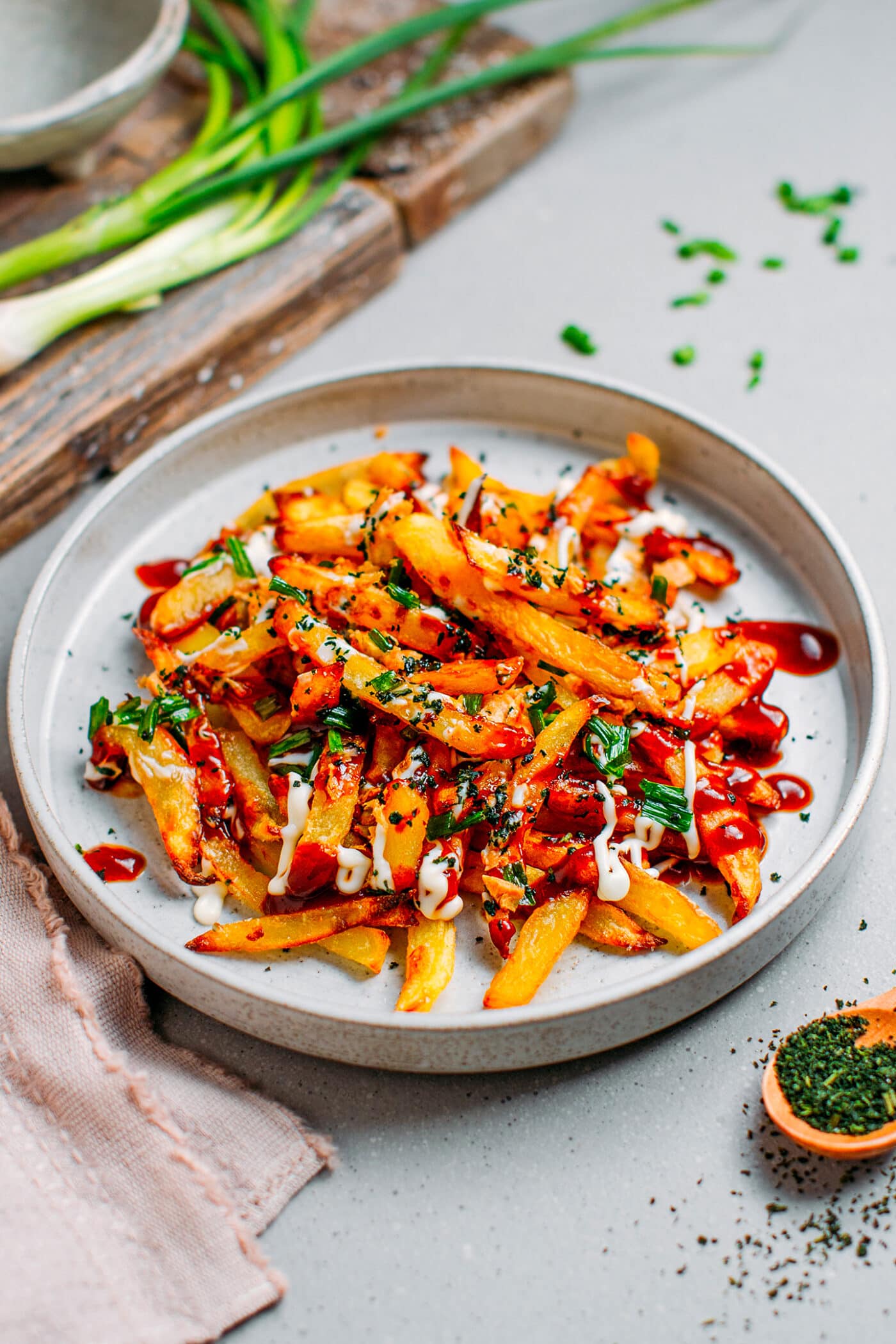 Okonomiyaki fries topped with vegan mayo, aonori and green onions.