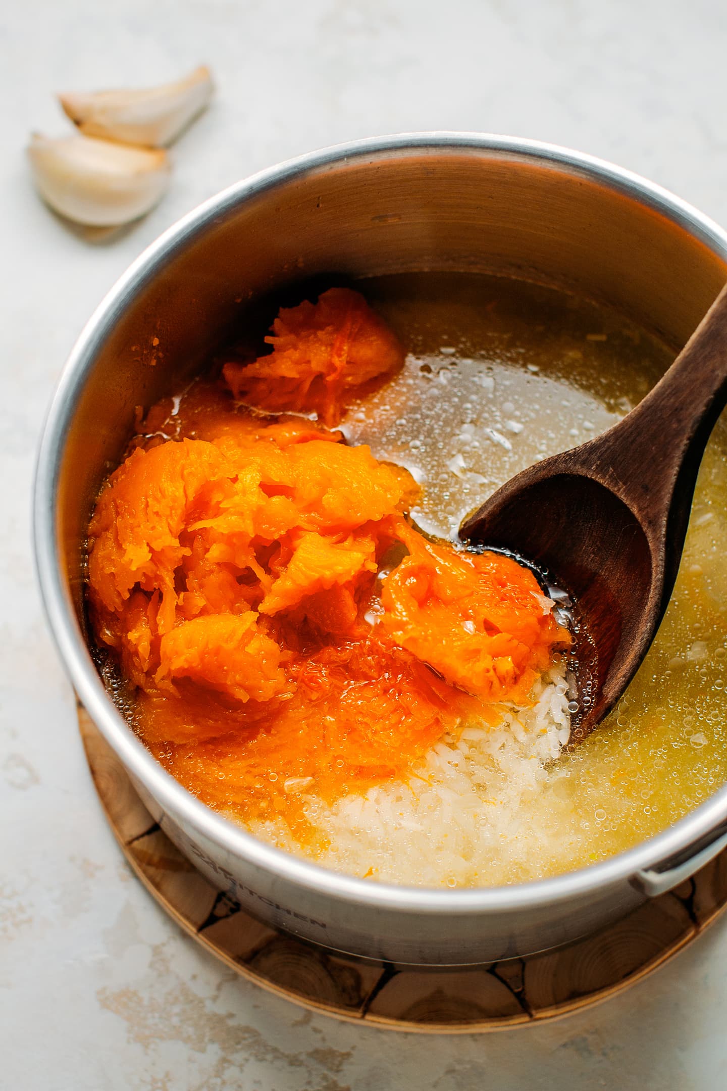 Pumpkin purée and rice in a saucepan.