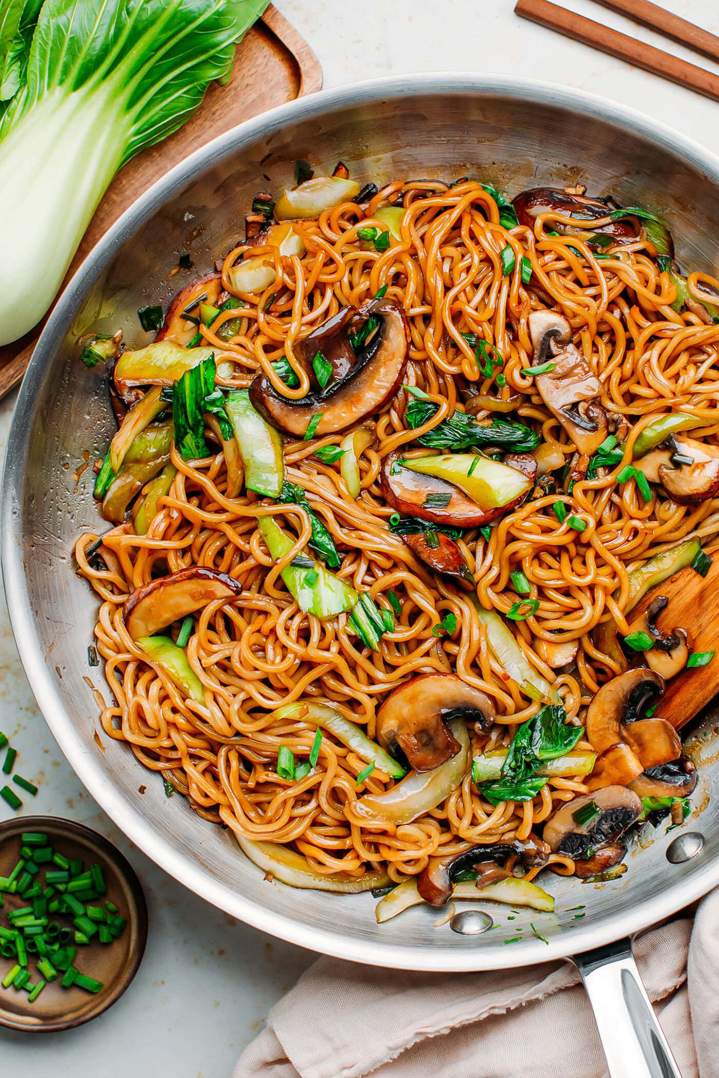 Vegan lo mein in a skillet.