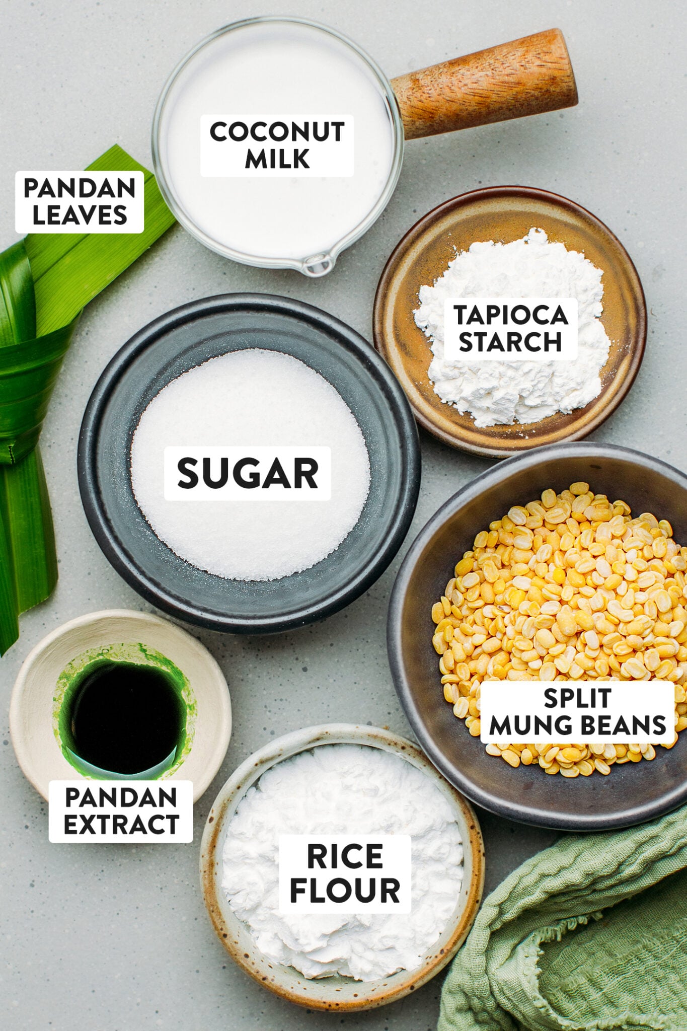 Ingredients like mung beans, pandan leaves, coconut milk, sugar, and tapioca starch.