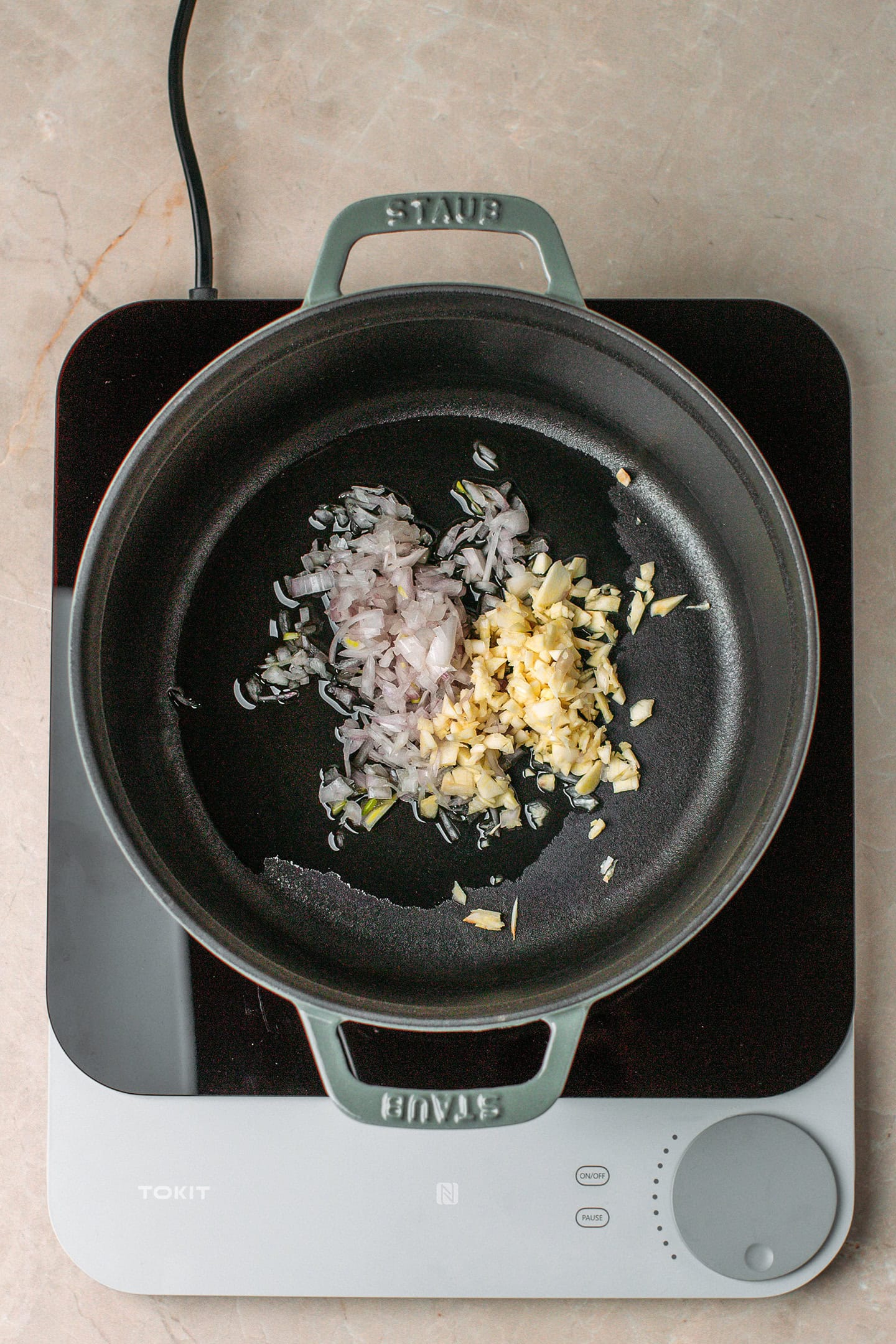 Oil, minced shallot, and garlic in a pot.